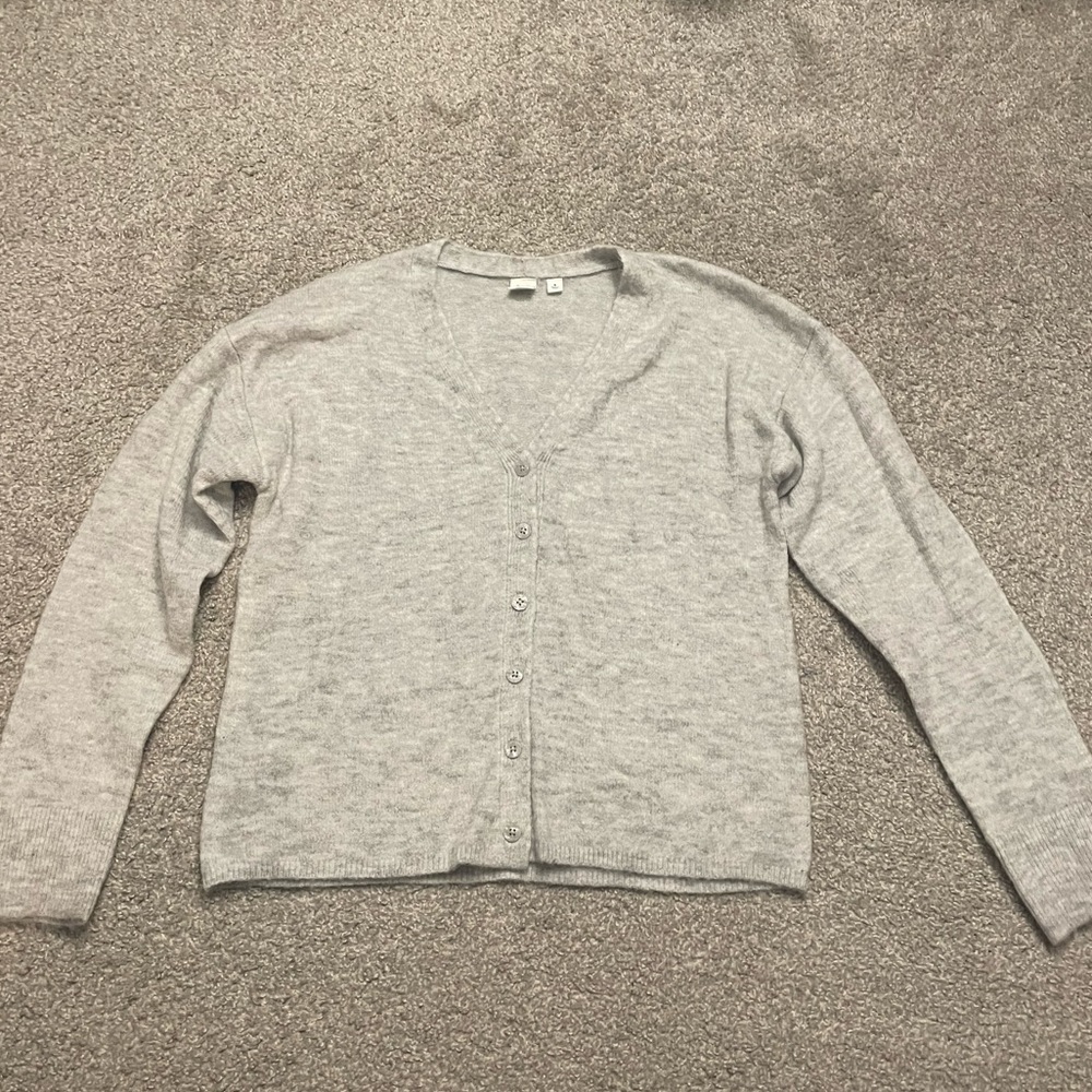 GAP Women’s Cardigan. Size Small. Color: Light Grey
